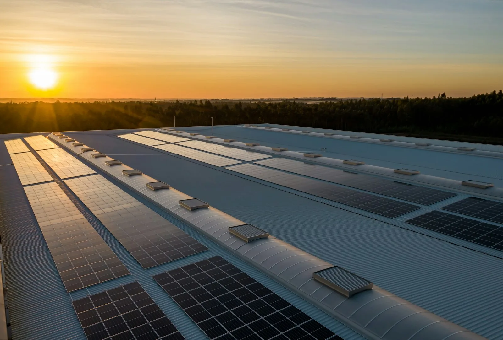Zonnepanelen op een plat dak