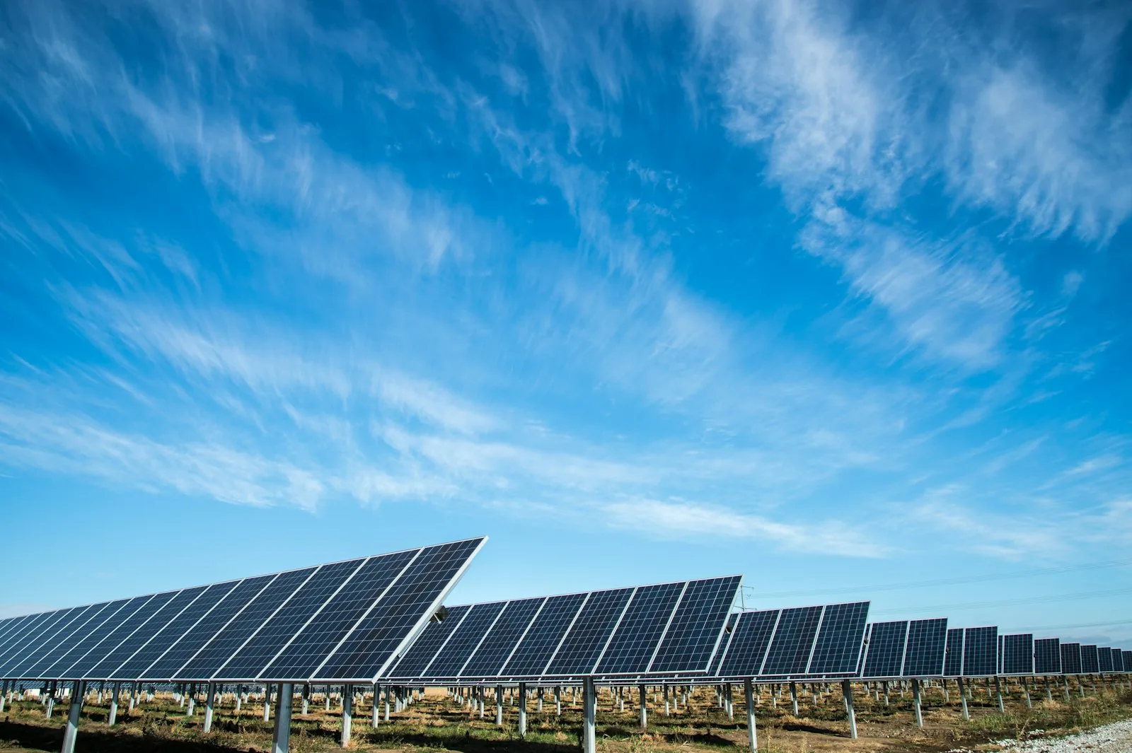 Rij hoogrendement zonnepanelen onder blauwe lucht