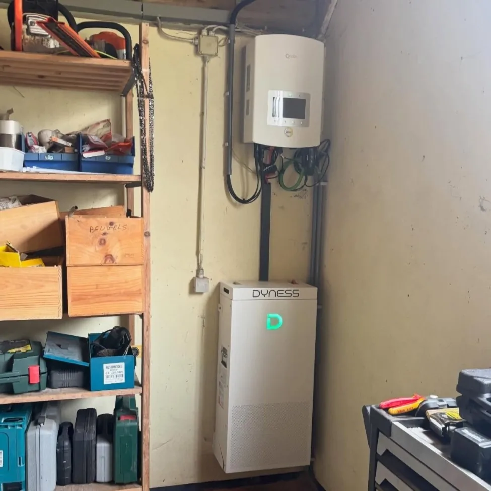 Dyness PowerBrick in de garage met Solis-omvormer en meterkast