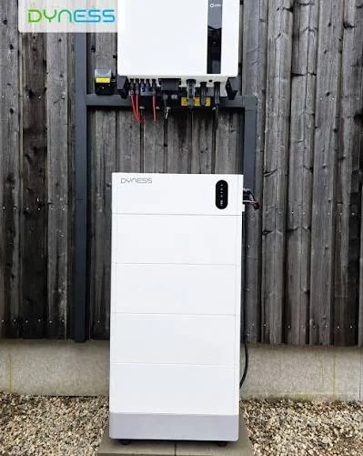 Dyness Tower Pro thuisbatterij buiten tegen de gevel geplaatst