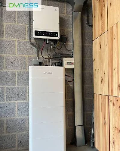 Dyness Tower Pro thuisbatterij in de garage met Solis-omvormer