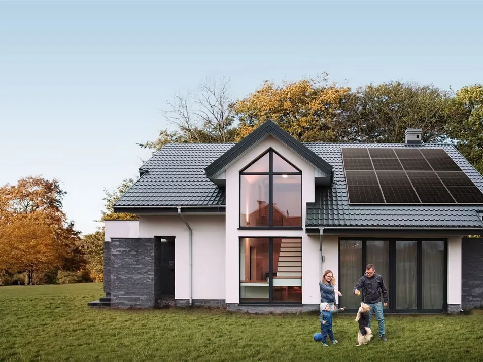 Woning met LONGi EcoLife zonnepanelen op een pannendak