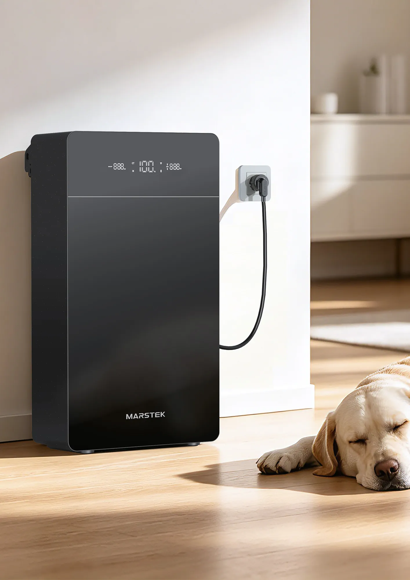 Marstek Venus E Max stekkerbatterij in een woonkamer, aangesloten op een stopcontact