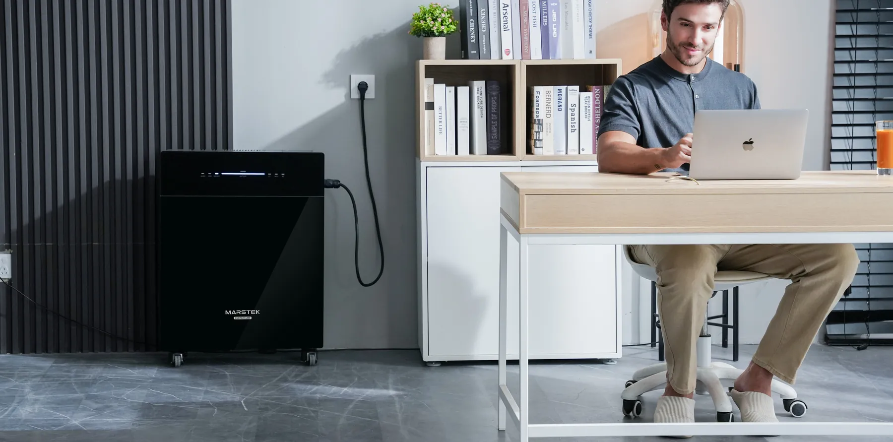 Marstek Venus E 3.0 op wieltjes in een werkkamer, met de stekker in een gewoon stopcontact