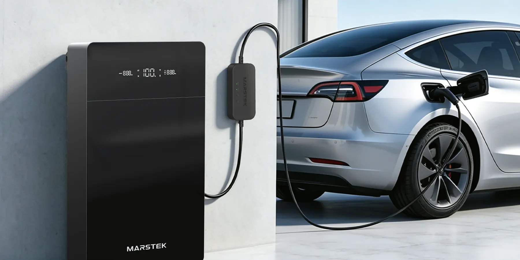 Marstek Venus E Max stekkerbatterij aan de muur bij de oprit