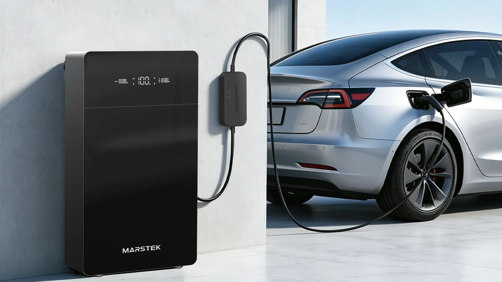 Marstek Venus E Max aan de muur naast een elektrische auto