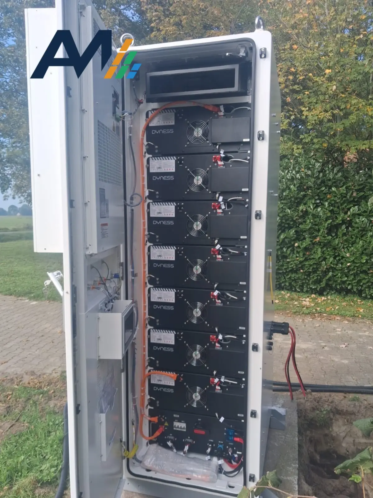 Geopende Dyness-batterijkast voor buiten met gestapelde batterijmodules