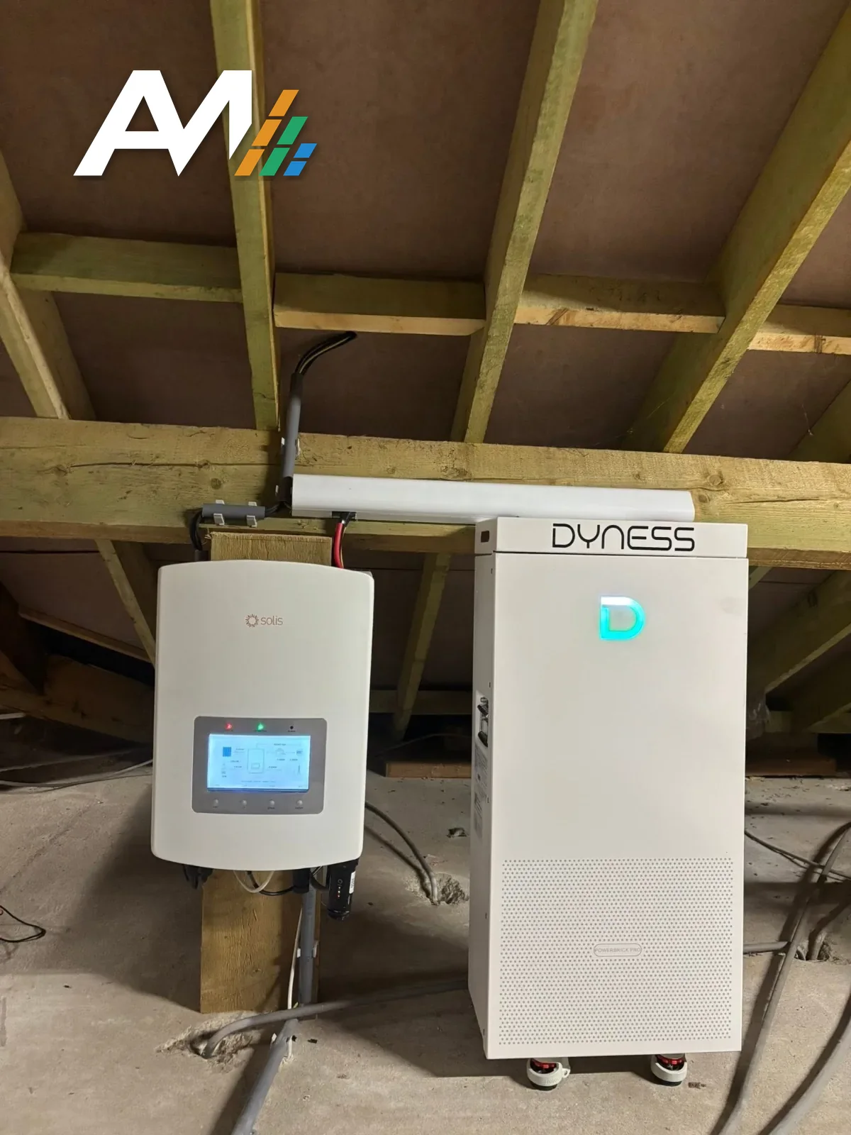 Dyness-thuisbatterij met Solis-omvormer op zolder, met de kabels in een goot langs de balk