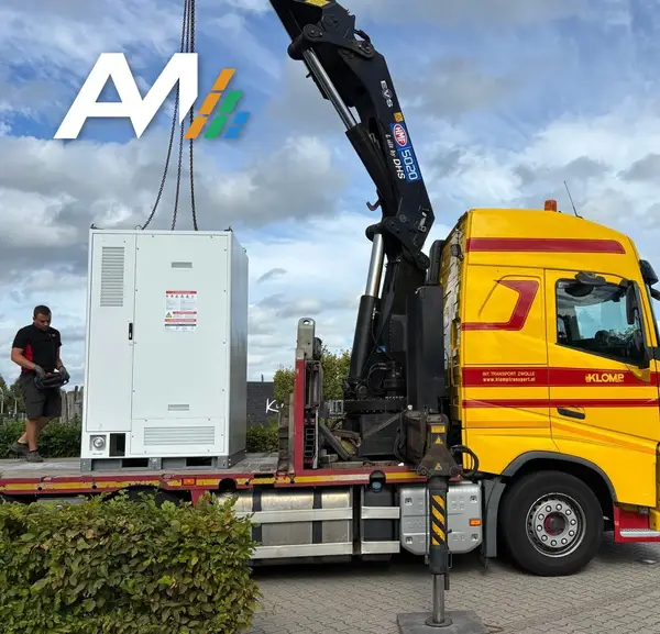Een batterijkast voor buiten wordt met een kraanwagen van de vrachtwagen getild