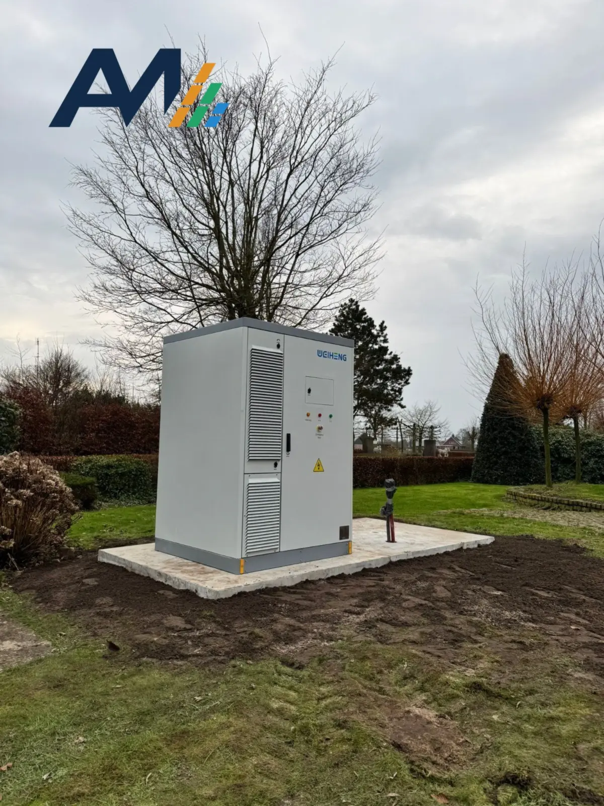 Batterijkast voor buiten op een betonnen fundering, met de kabeldoorvoer in de plaat