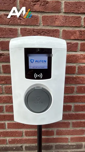 Alfen Eve-laadpaal met display en pasjeslezer aan een bakstenen gevel