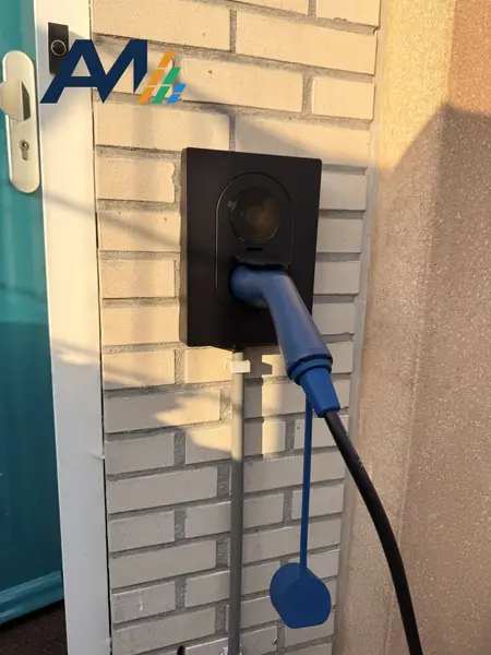 Zaptec Go naast de voordeur met een blauwe laadkabel aangesloten