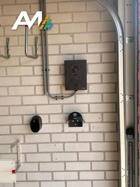 Zaptec Go in de garage, met de bekabeling in een buis langs de muur