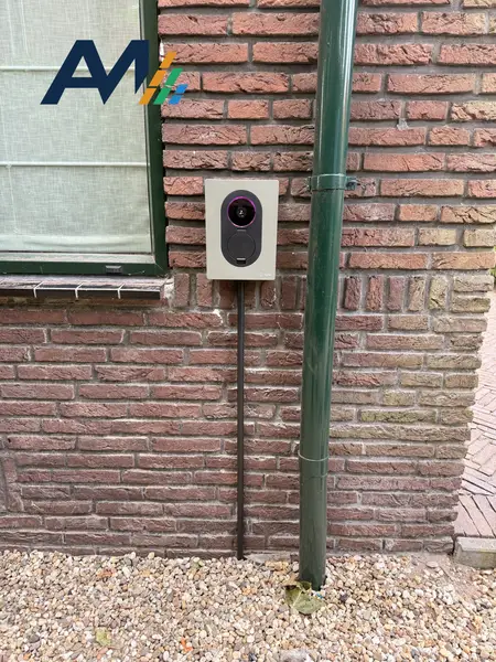 Zaptec Go in lichte uitvoering aan een bakstenen gevel