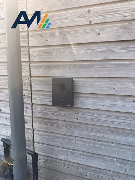 Zaptec Go op een houten gevelbekleding