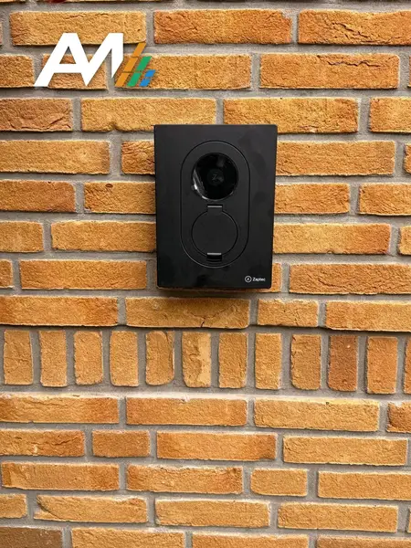 Zaptec Go op een oranje bakstenen muur