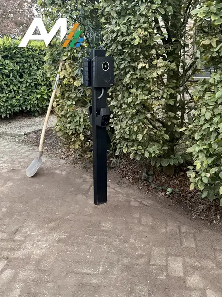 Zaptec Go op een zwarte paal naast de oprit, vlak na het plaatsen