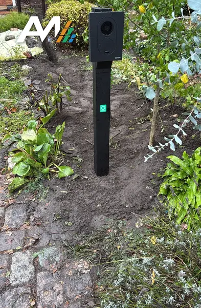 Zaptec Go op een zwarte paal in de voortuin