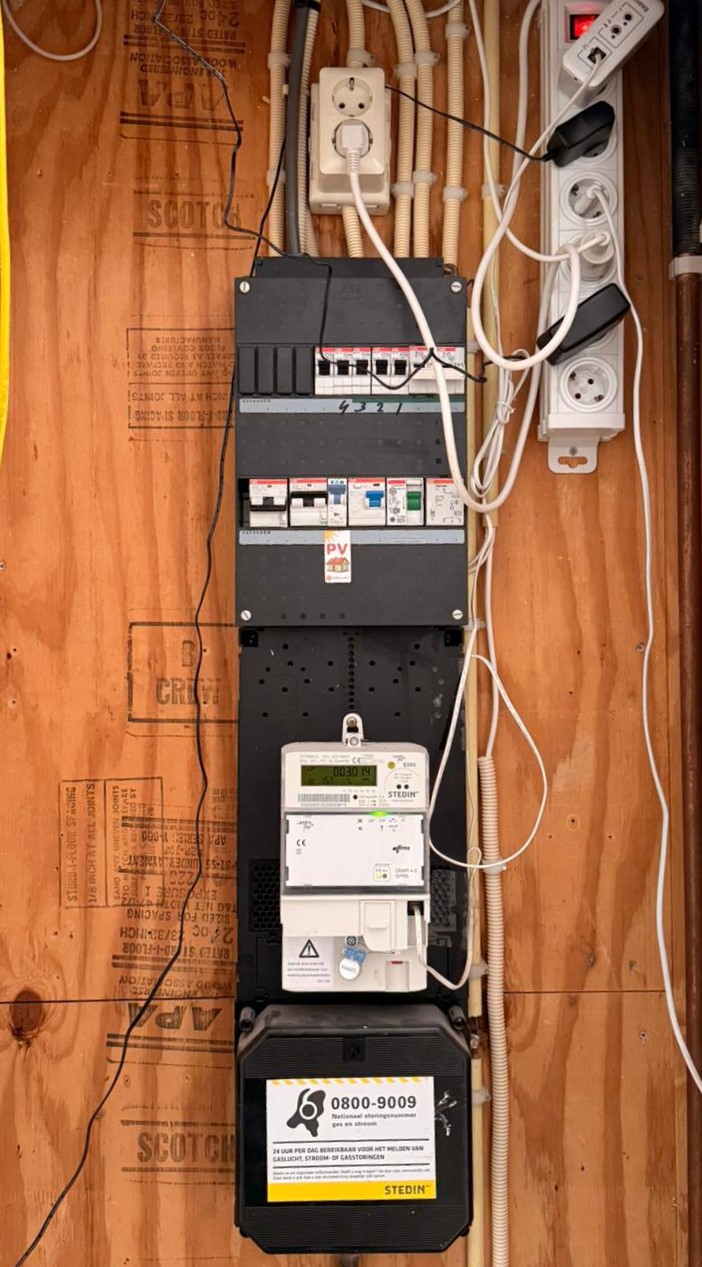 Oude meterkast voor renovatie