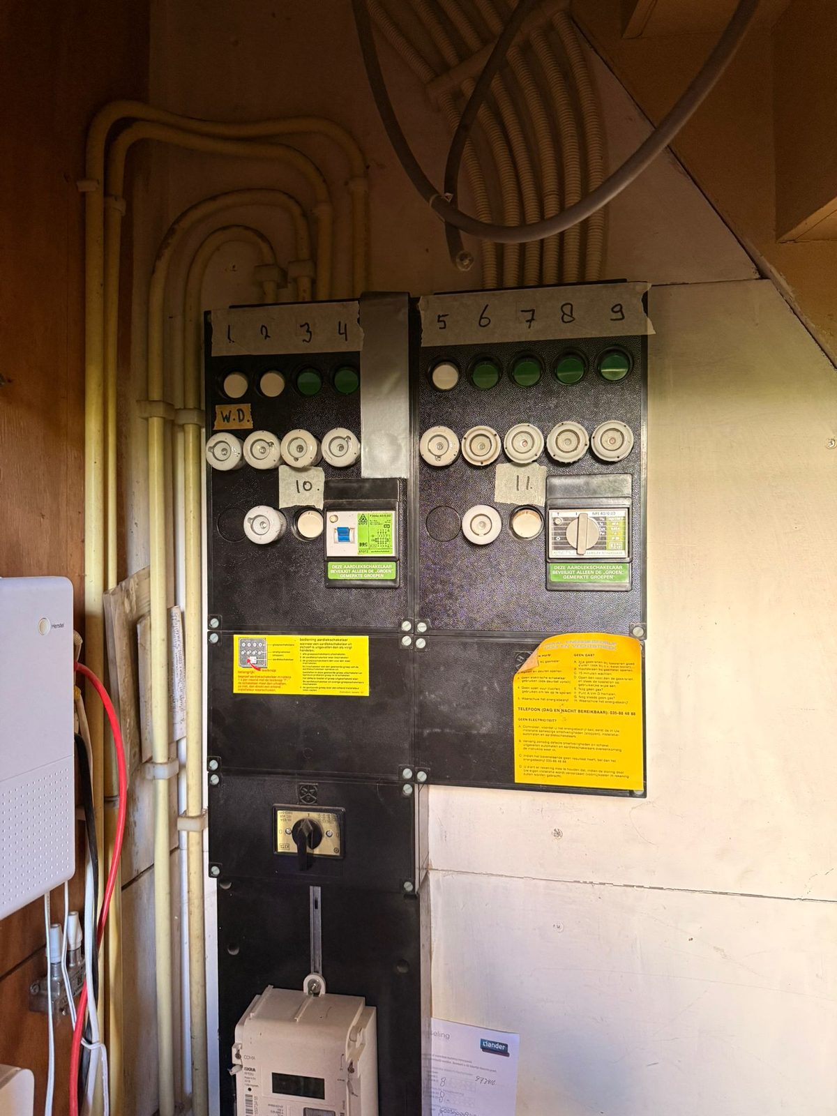 Detail oude groepenkast Hilversum, paneel met porseleinen stoppen close-up