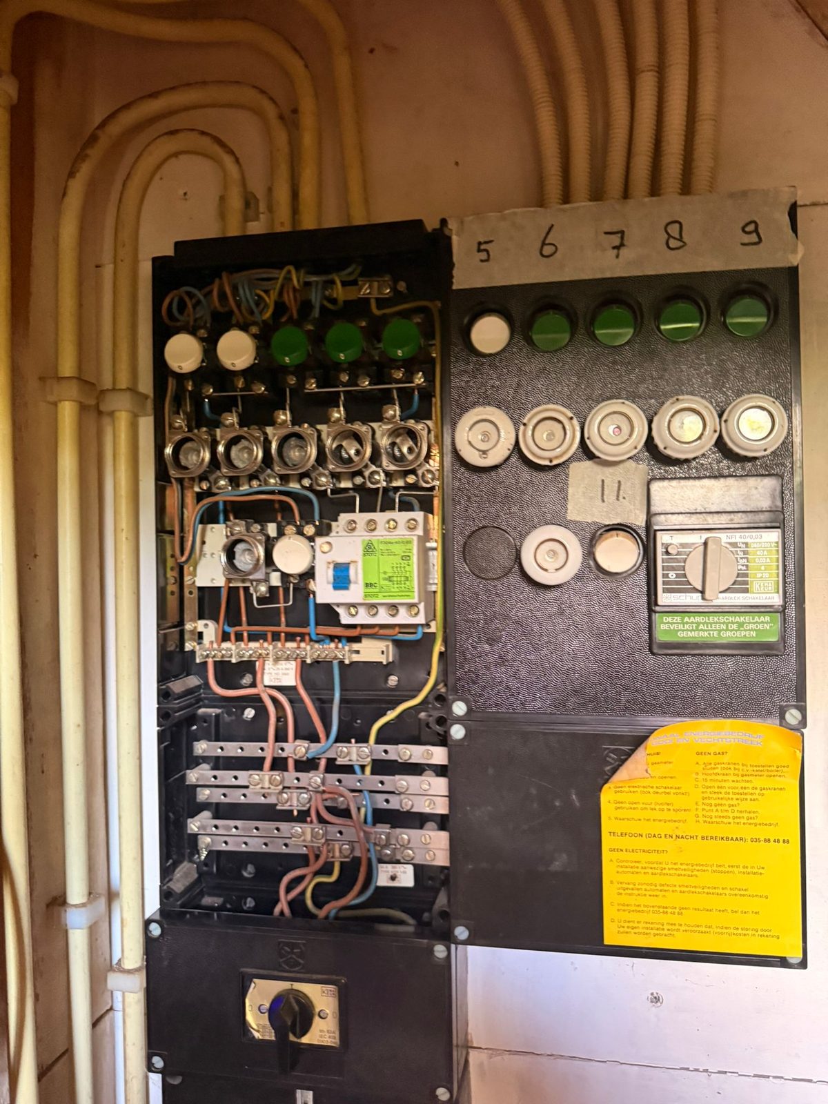 Detail open oude groepenkast met porseleinen stoppen en kale bedrading