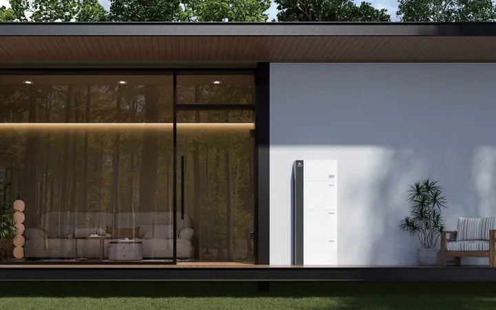 AlphaESS SMILE G3 buiten aan de gevel van een moderne woning