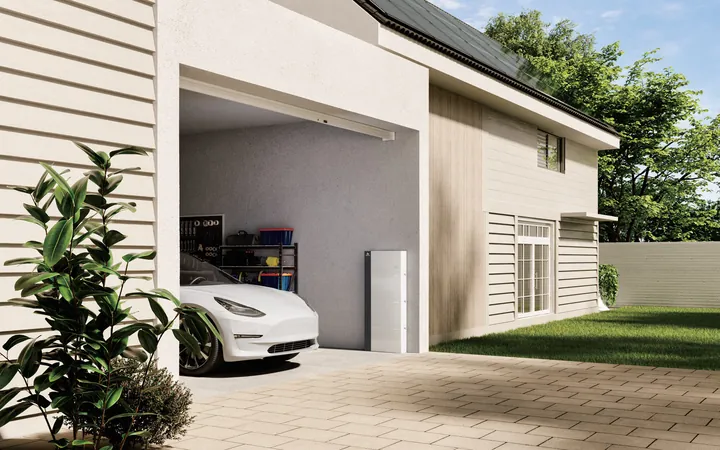 AlphaESS SMILE G3 in een garage naast een elektrische auto