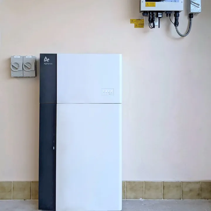 Echte installatie van een AlphaESS SMILE G3 in een garage