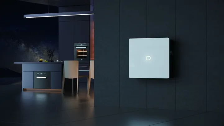 Dyness PowerBox G2 aan een donkere wand naast een open keuken