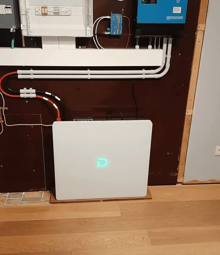 Dyness PowerBox G2 op de vloer onder een groepenkast en omvormer