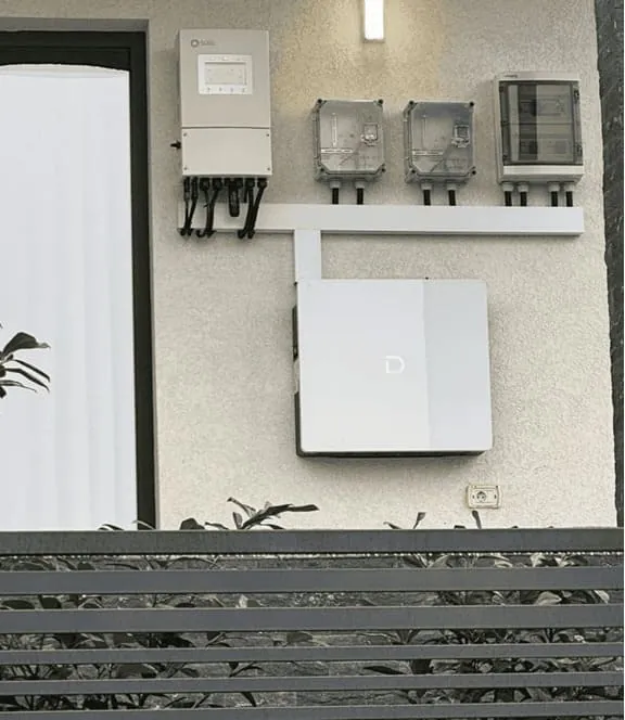 Dyness PowerBox G2 aan een buitengevel onder een Solis-omvormer
