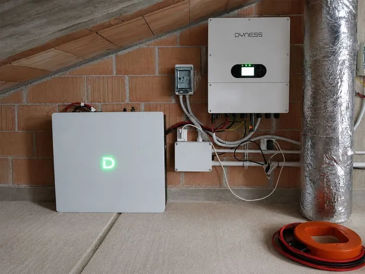 Dyness PowerBox G2 op een zolder naast een omvormer