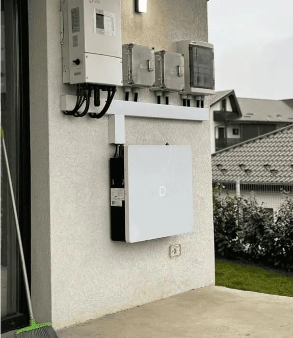 Zijaanzicht van een Dyness PowerBox G2 aan een gevel