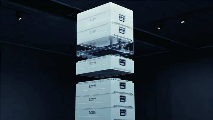 Dyness STACK100-modules die op elkaar worden gestapeld