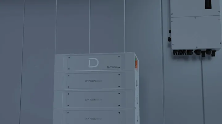 Dyness STACK100 met een hybride omvormer aan de wand
