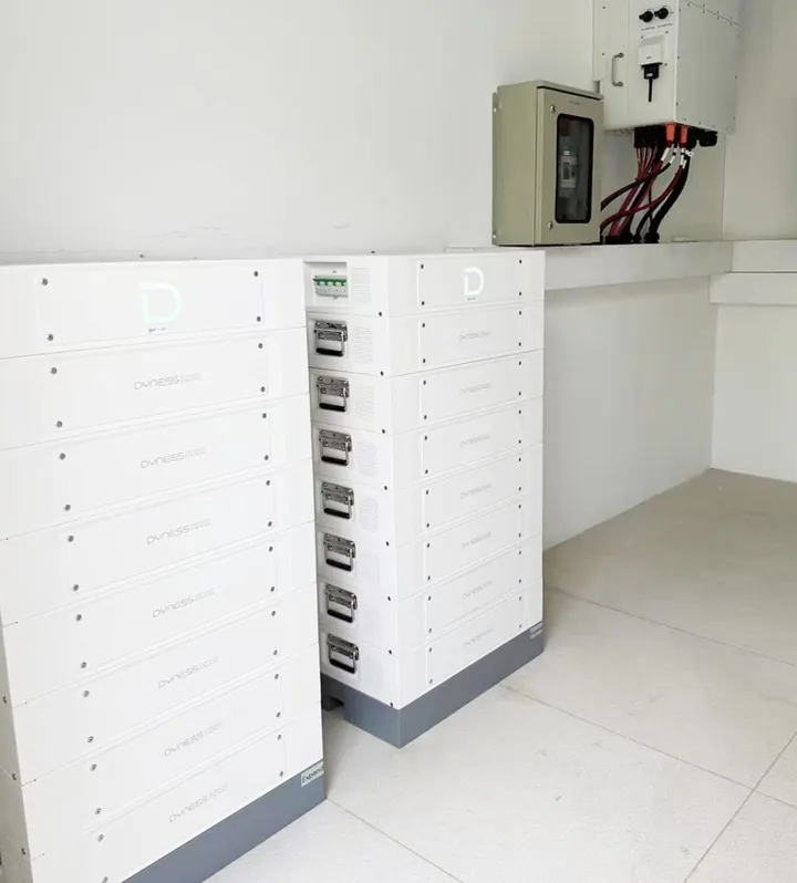 Twee Dyness STACK100-clusters in een witte technische ruimte