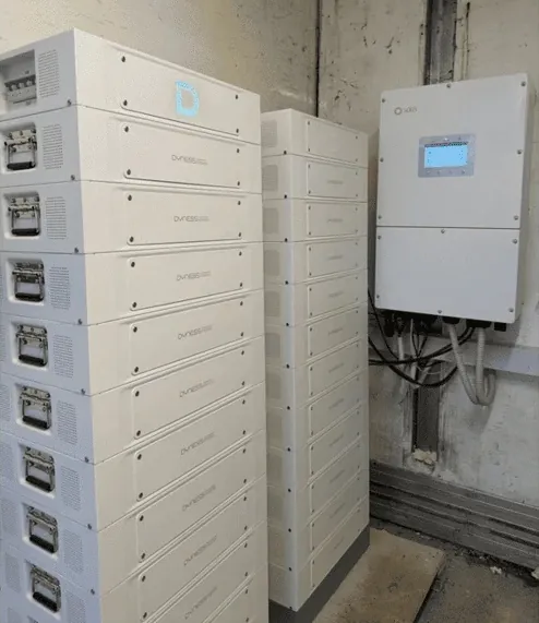 Dyness STACK100-clusters met omvormers in een technische ruimte
