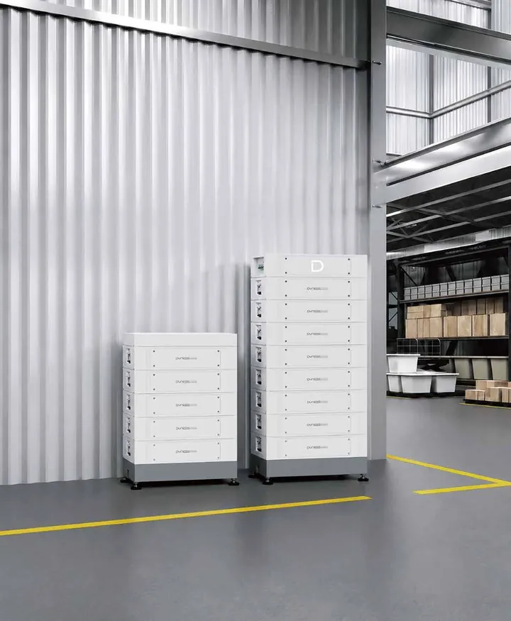 Twee Dyness STACK100-clusters in een lichte ruimte