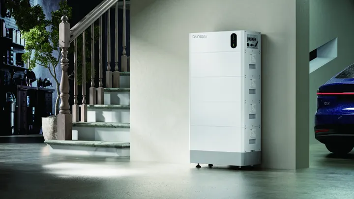 Dyness Tower Pro in een hal naast een trap