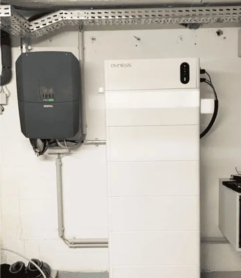 Dyness Tower Pro in een Nederlandse woning naast een omvormer