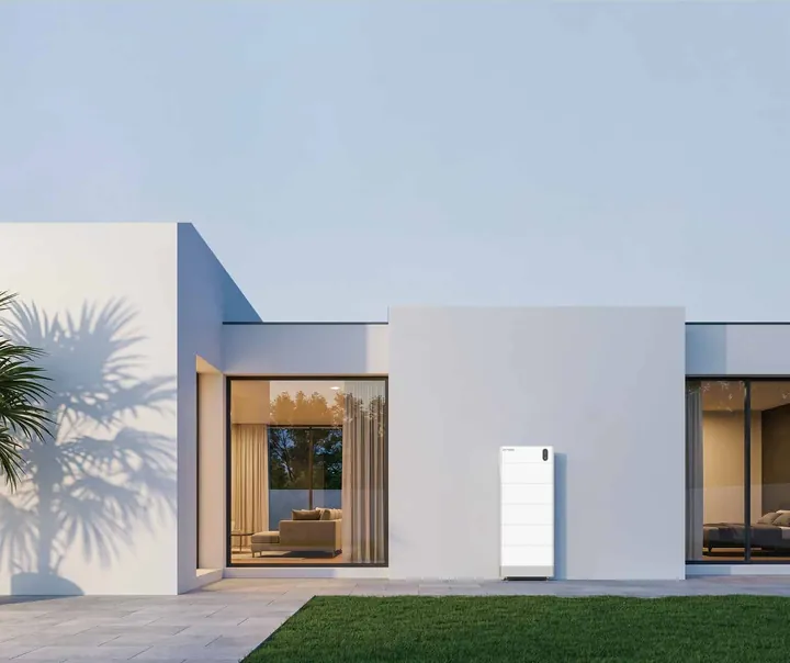 Witte Dyness Tower Pro tegen de gevel van een moderne woning
