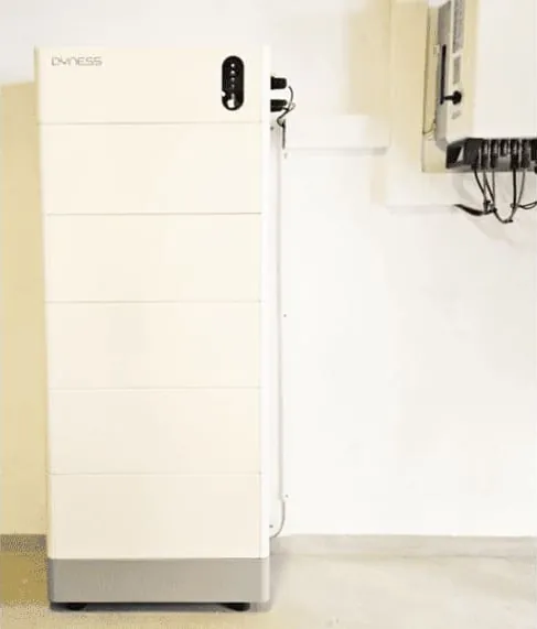 Dyness Tower Pro met zes modules tegen een witte wand