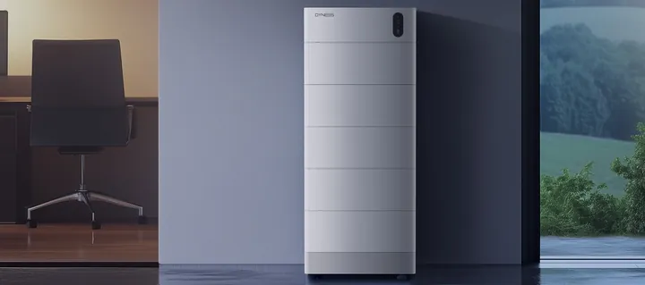 Dyness Tower Pro binnen naast een raam