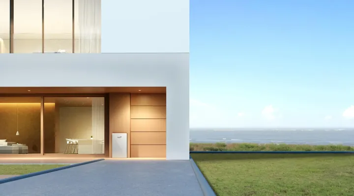 Witte villa met een FoxESS Avocado-kast