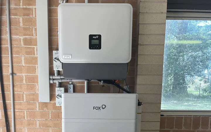 FoxESS EQ-batterij onder een H3 Smart-omvormer aan een bakstenen muur