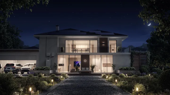 Villa in de avond met een Huawei LUNA2000 S1 aan de gevel