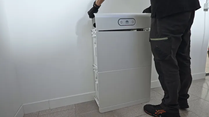 Monteur plaatst de powermodule op een Huawei LUNA2000 S1