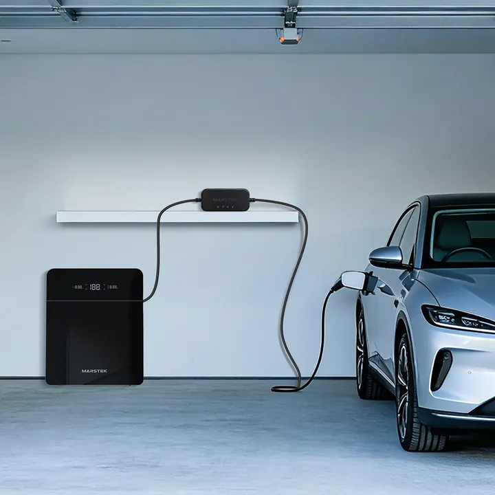 Marstek Venus E 4.0 in een garage naast een elektrische auto
