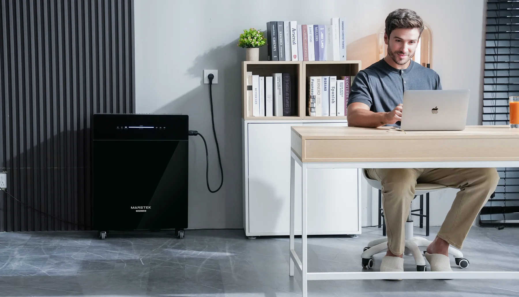 Marstek Venus E 3.0 in een werkkamer