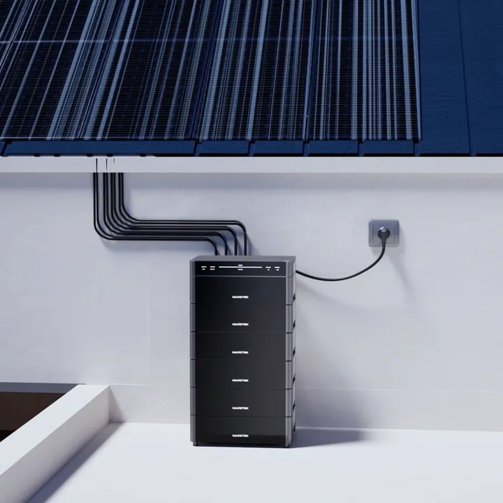 Marstek Venus A met zonnepanelen op een balkon